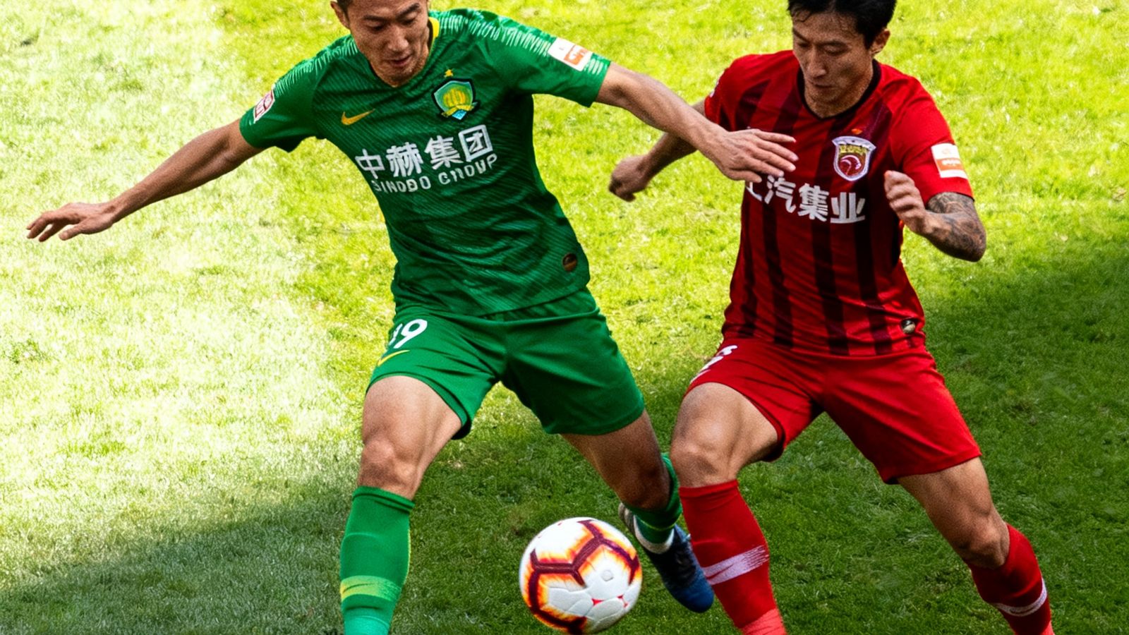 欧洲五大联赛与中超赛场上的激烈对抗瞬间，球员在绿茵场上奋力拼抢的合成画面