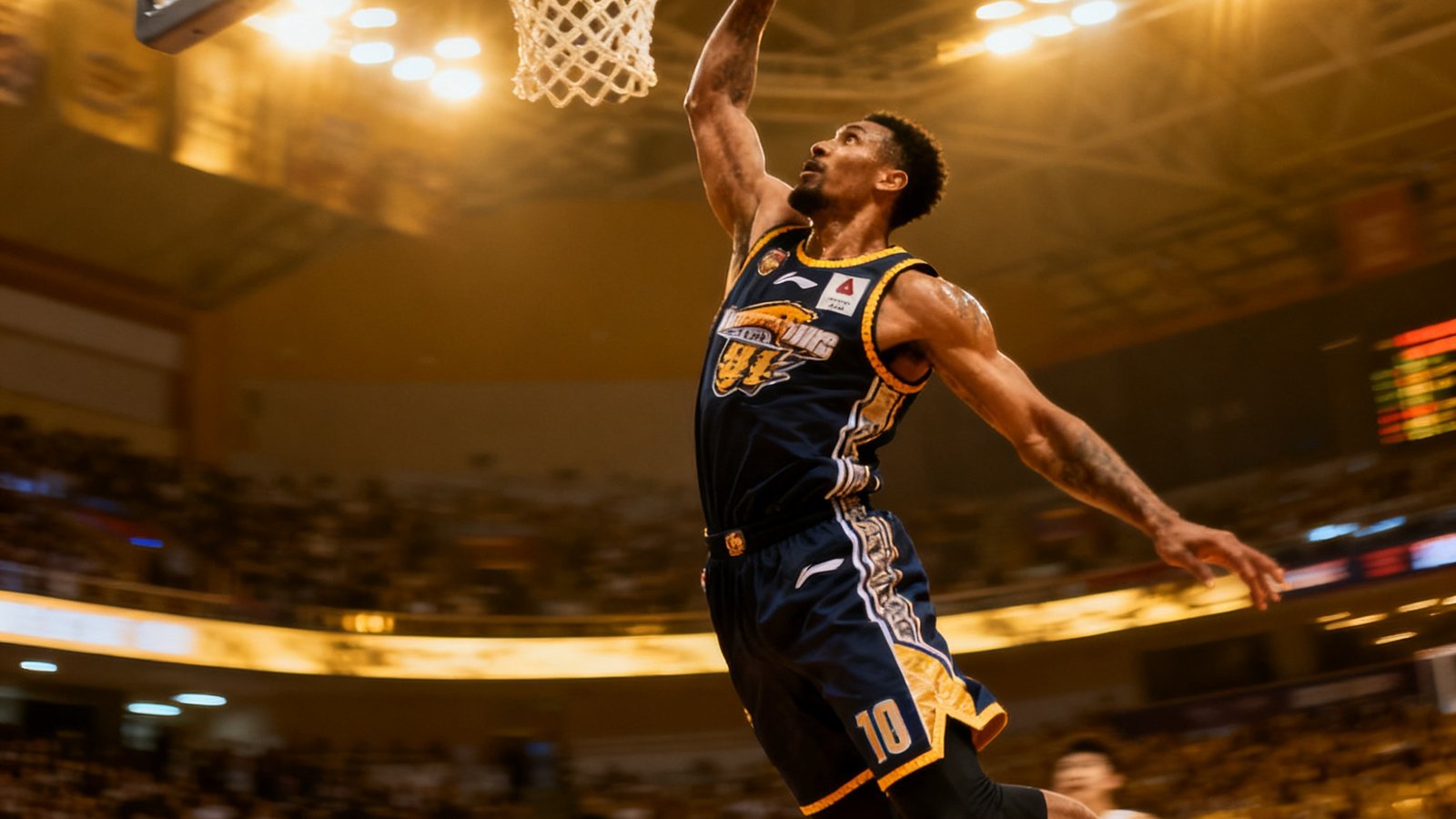 NBA与CBA篮球赛事中球员飞身扣篮的精彩定格画面，展现力量与技巧的完美结合